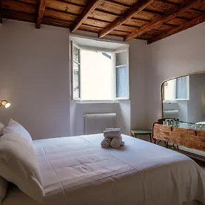 Apartment Silvia House - The House Of Travelers, Como