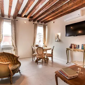 Michelle In Charming Appartement Venise